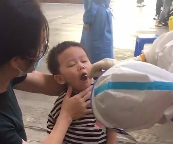 宝宝|一岁半萌娃经历封城4次、做59次核酸,网友:宝宝太难了!