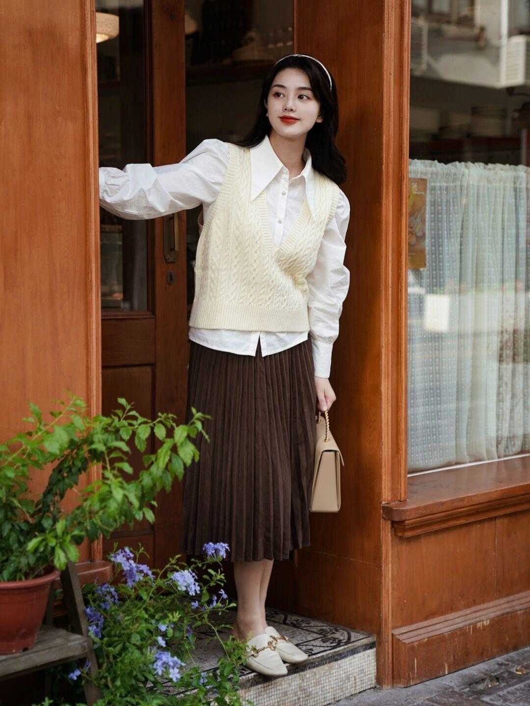 搭配|秋天穿衣要风度也要温度,这条裙子保暖又时尚,穿出了时髦感