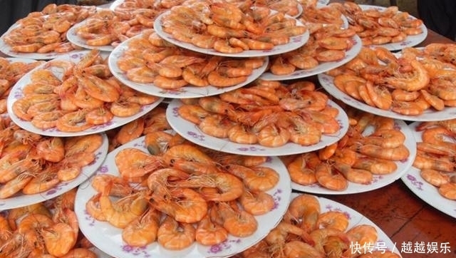 份子|打算给农村同学100的份子钱,看到饭菜,我默默拿出了500元