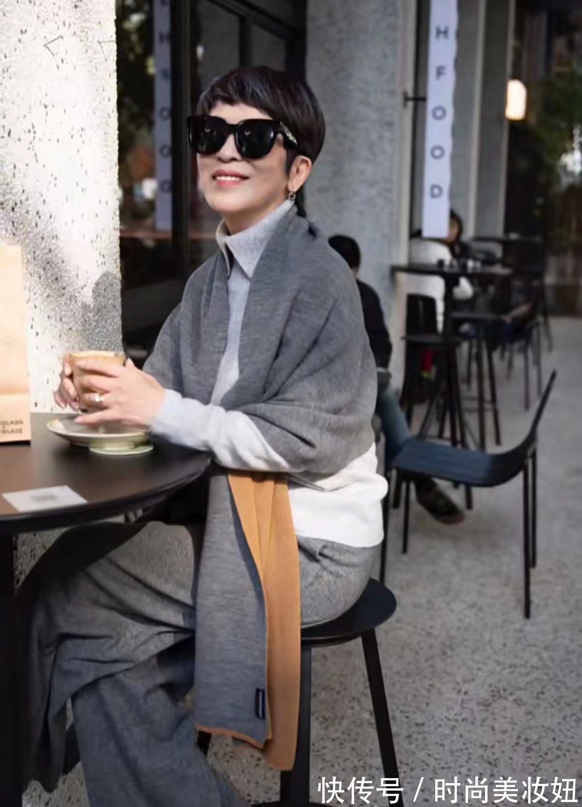 针织衫|这才是60岁女人该有的模样,靠穿搭赢得体面,气质真高级