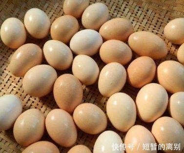 腌咸鸡蛋时，只放盐就错了，学会“这5个”步骤，鸡蛋起沙又流油