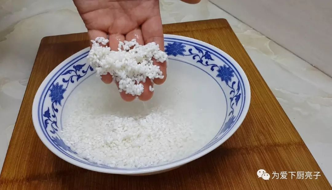 红豆|我家大米从不蒸米饭，加2个鸡蛋，不用烤不用蒸，出锅孩子抢着吃