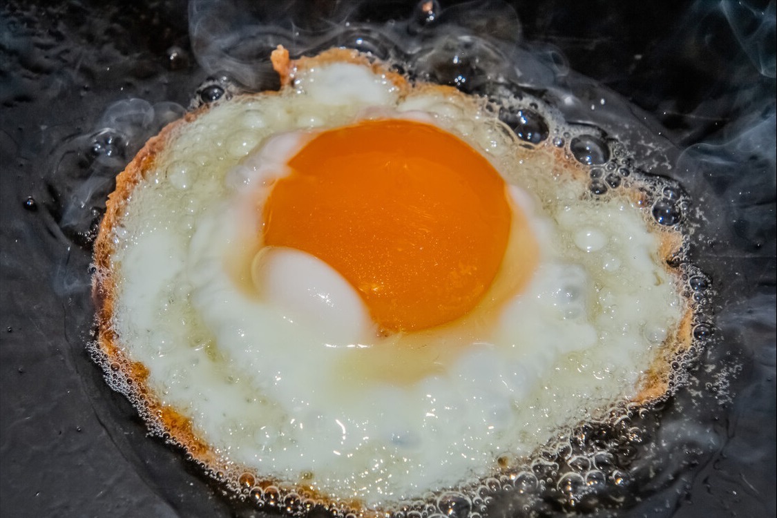 煎荷包蛋,用热油还是凉油大厨教你2个技巧,香嫩圆润不粘锅