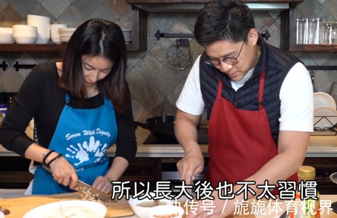 幸福感满满，霍启刚下厨捉弄老婆，豪华厨房意外曝光