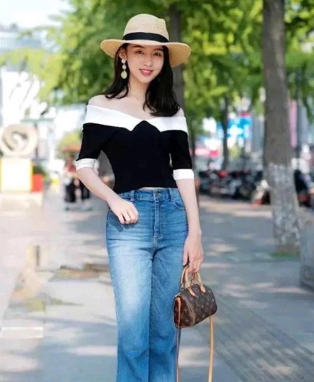 街拍:倾城倾国的美女,清凉上衣配黑色裤子,时尚又显大气