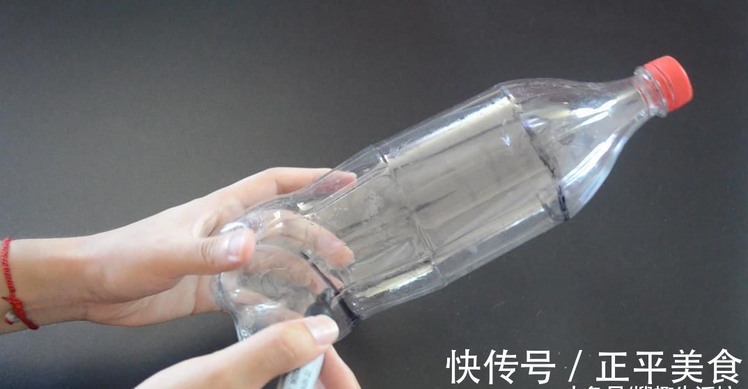 大号塑料瓶别扔了, 剪一刀, 放在厨房里太实用了, 看到的人都夸好