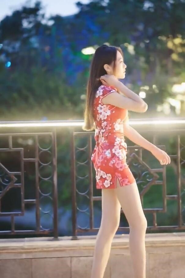 人来人往的街头,旗袍女孩才是时尚的主角