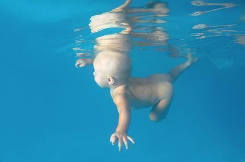 小知识|小婴儿引以为傲的3个“本领”,但半岁还没消失,很可能是病了