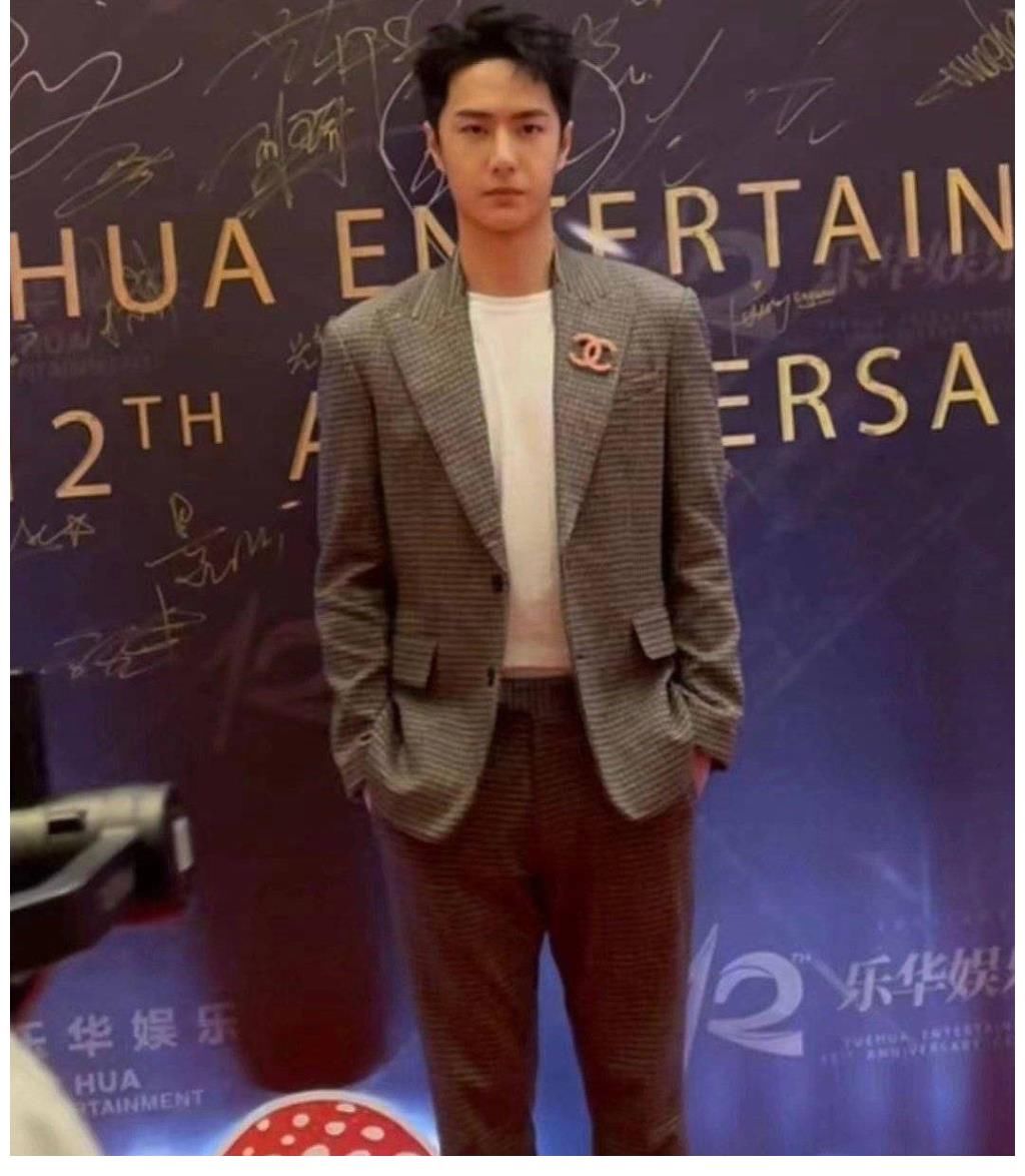 王一博|乐华演唱会倒计时,王一博亮相红毯,粉丝应援大屏成亮点