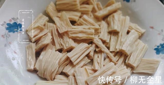 大鱼大肉|假期里吃大鱼大肉,也要吃这菜,简单一蒸6分钟上桌,好吃还刮油!