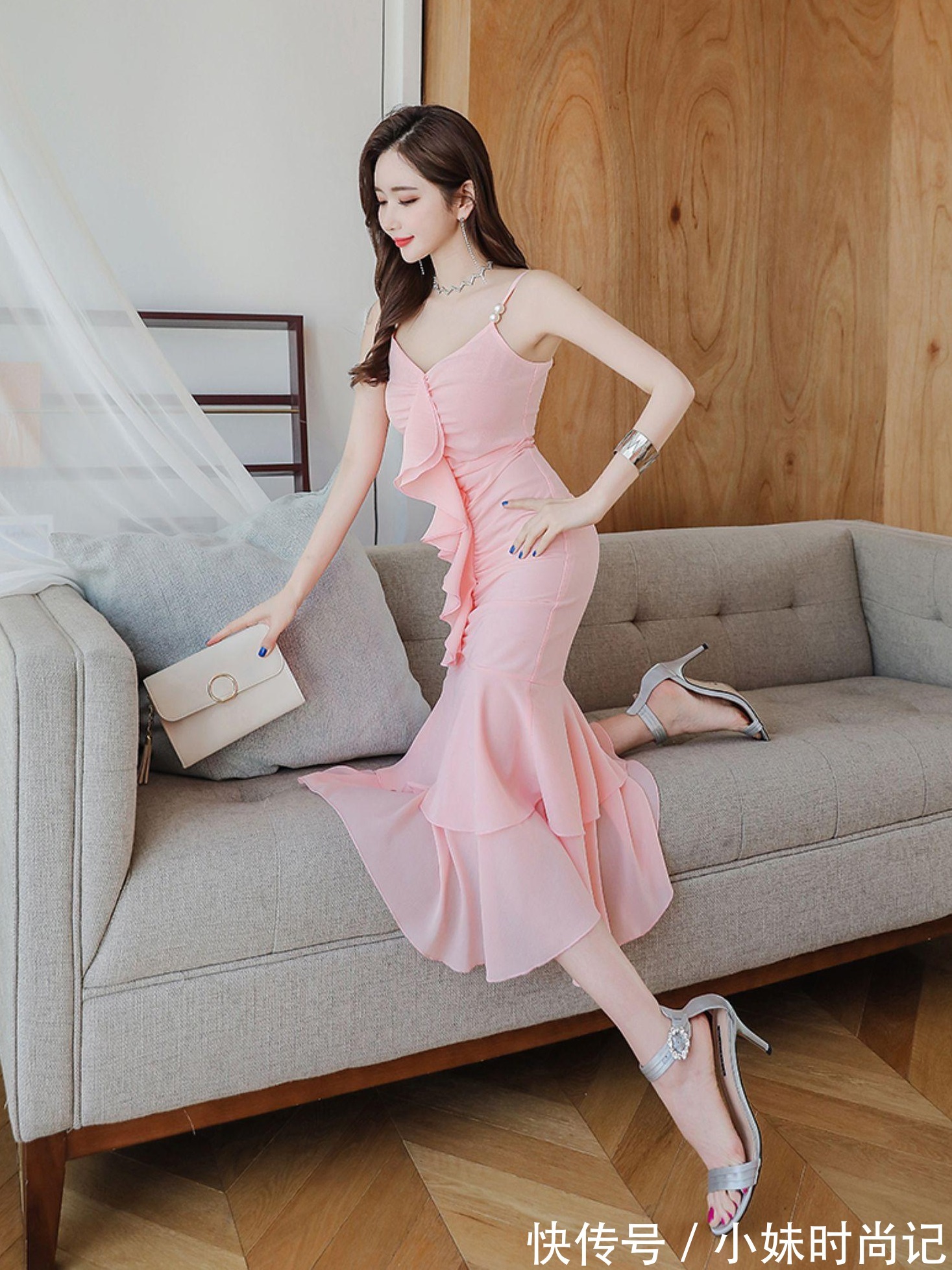 裙子|时尚穿搭:显瘦长裙还是吊带式荷叶边的鱼尾裙子,露背性感气质绝佳