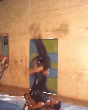 |搞笑GIF:花大价钱来看的表演 你们说我是不是被骗了