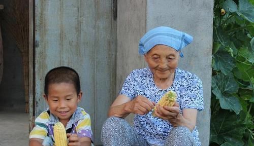 奶奶|5岁儿子跟外婆亲,奶奶醋意大发,怒骂儿媳:你是怎么教育孩子的