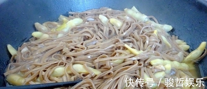 夏季，这是我吃不腻的午餐，就一盘，顶饱低脂又营养，错过等一年