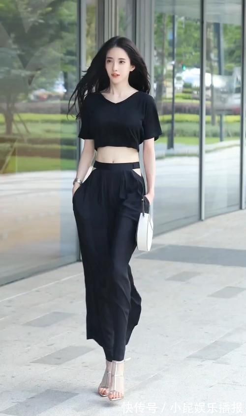 潘南奎 街上偶遇潘南奎,身穿黑色T恤搭配阔腿裤,好气质堪称绝美