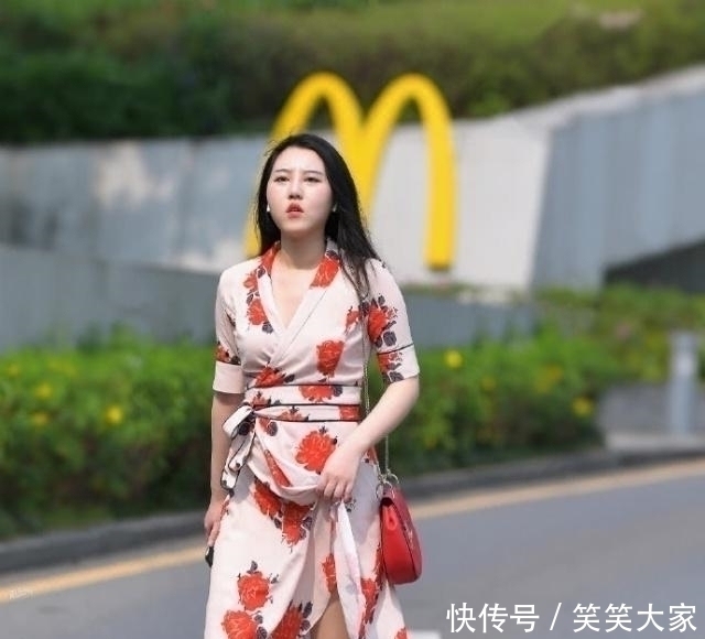  淑女|路人街拍，印花连衣裙很显优雅，打造小姐姐气质的淑女感