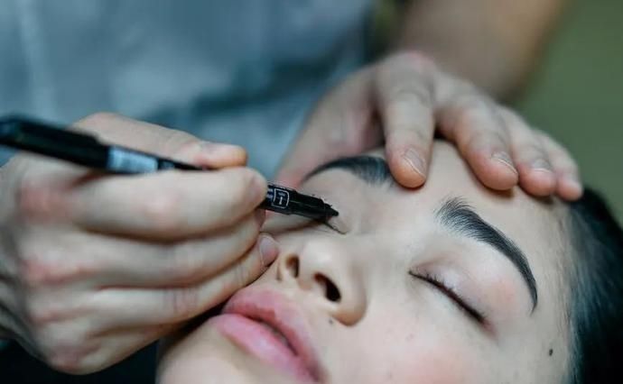 苏连轩|切神经、填耳朵…自残式整形为何频出？