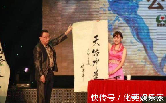 点赞量@73岁侯耀华秀书法,作品价值不菲,徒弟何云伟也成了书画名家