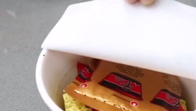 外国|外国的“迷你”的泡面,只有指甲盖大小,吃两百包未必能饱