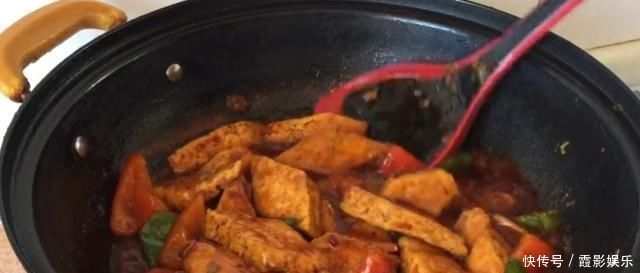 把豆腐放进鸡蛋液里,擀面杖一压,给红烧肉都不换,真是太香了