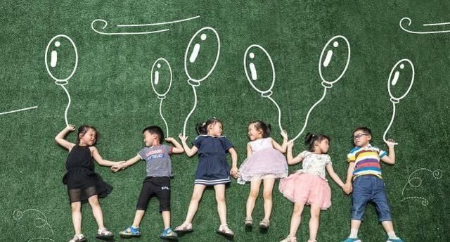 孩子|孩子因病缺席幼儿园的毕业照,后来爸爸的做法太赞了