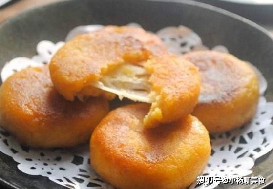 红薯不要只做烤红薯蒸红薯了，教你红薯饼新做法，香甜软糯