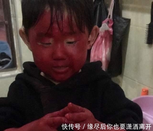 让孩子|“崩溃妈妈”坐地抱头痛哭,昂贵口红被熊孩子破坏:真是亲生的