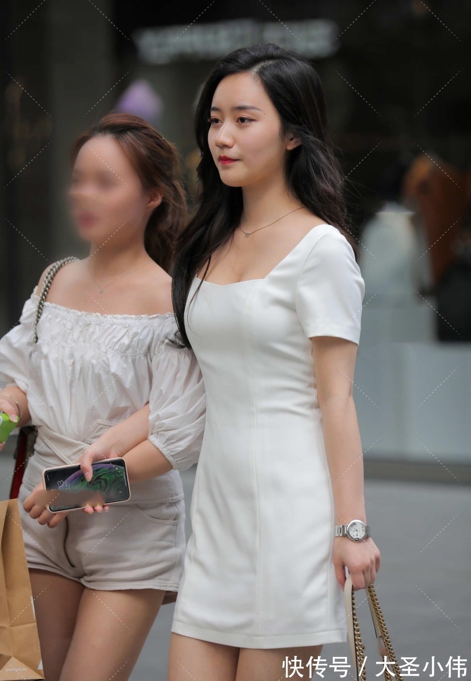 美女街拍:小姐姐人群中很高贵,身材很好,我很想请她回我家,但又怕被拒绝