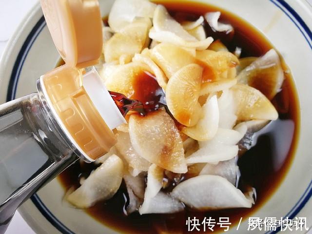 搅拌均匀|秋天趁萝卜便宜,腌成小菜存起来,喝粥吃面条搭配特方便,收藏好