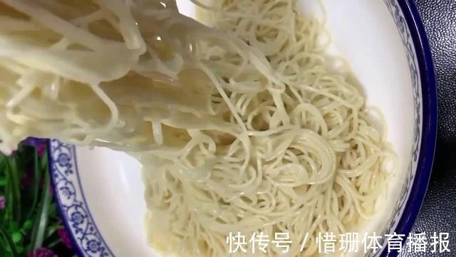 劲道|家常版葱油拌面,干香味美劲道爽滑,做法简单“葱油”是关键