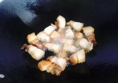  下肚|秘制红烧肉，飘香四溢、软糯可口，肥而不腻，一盘下肚，直呼过瘾