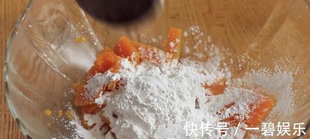 南瓜丸子|南瓜丸子这样做太好吃，无水无油，补钙强骨，出锅孩子抢着吃！