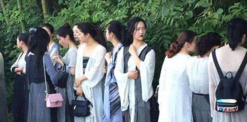 單身漢|橫店20萬群演的現狀:為成名美女“泛濫成災”,懶漢和光棍的天堂