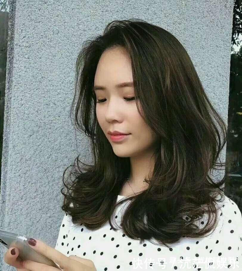 发型|40岁女人要避开四种发型,不仅显老还很土气,中长发比较适合