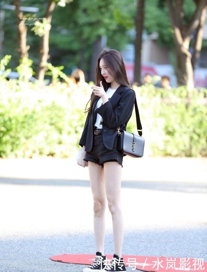 铅笔|小西服配热裤,美女这“铅笔腿”让人羡慕不已