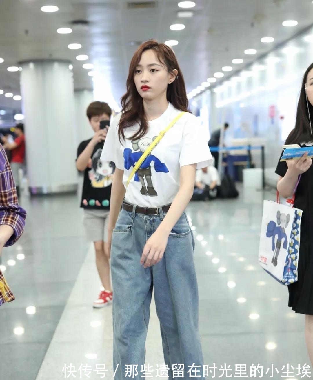 运动裤|T恤下面别配裙子了,今年流行穿这4条“裤子”,显高又上档次!