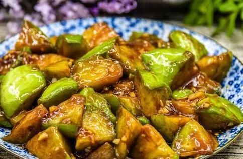 原来炒茄子不能先放油，酒店大厨教你正确操作，不吸油不发黑