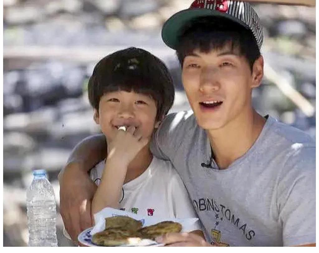 他們因?yàn)榫C藝節(jié)目而紅，也因?yàn)榫C藝節(jié)目而沒落，有人翻車撒謊離婚