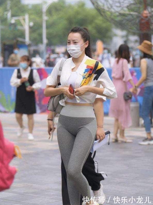 高跟鞋 打底裤的打扮开启时尚模式，带来精致的风格，好看不挑人