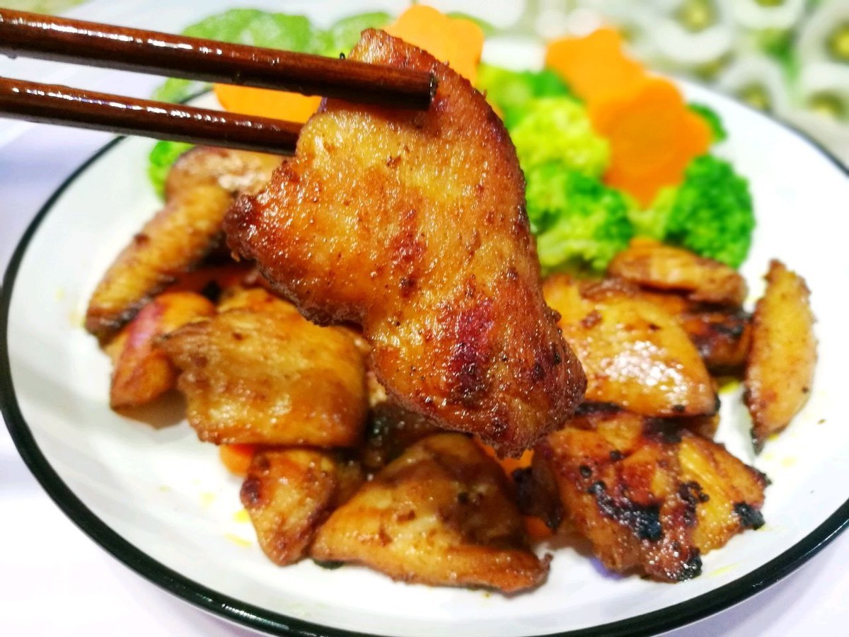 自制蜜汁香煎鸡胸肉,低脂又美味,学会了再也不用叫外卖了