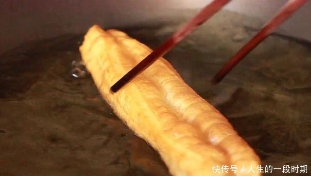 家庭自制放心小油条:不加明矾泡打粉,外酥里嫩,比买的还好吃