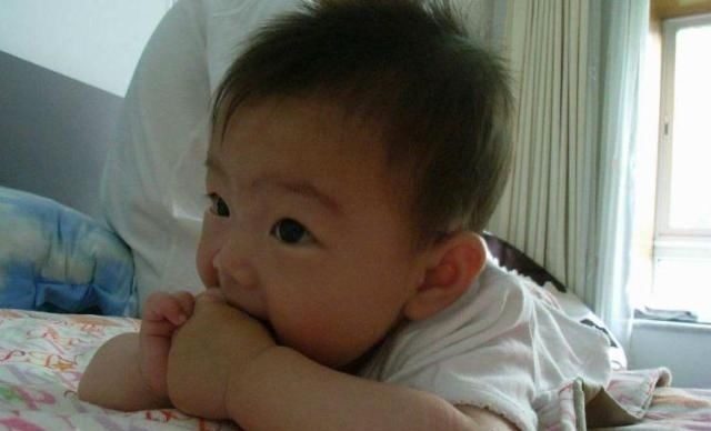 小宝宝|为什么小宝宝都喜欢吃手指?不同月龄,原因不同,妈妈要清楚