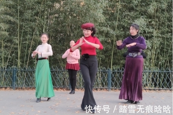 女人|55岁女人饱受更年期折磨，2月后症状消失，妇医：女人值得学习