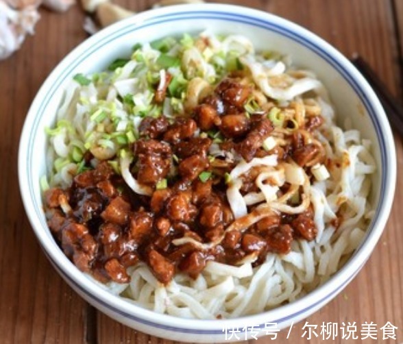 做手擀面时，和面要多加“2个料”，面条筋道不易断，爽滑不粘连