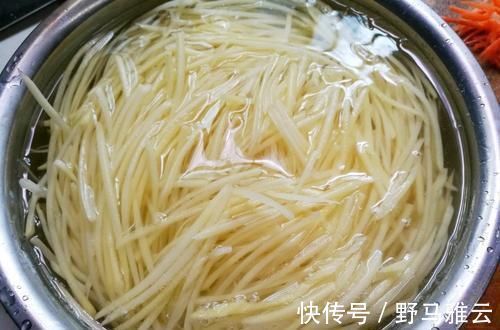 炒土豆丝前，别再用水冲洗了，这么做，土豆丝“响脆”还不粘锅