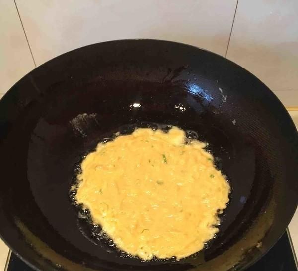 土豆丝|煎土豆丝饼时,直接下锅就错了,多加这一步,怎么煎都不粘锅