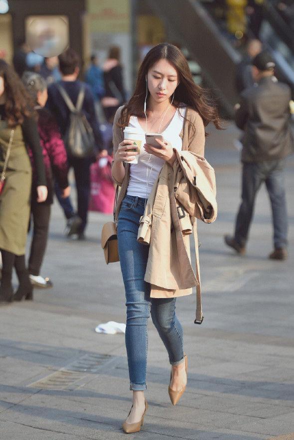 牛仔裤 蓝色牛仔裤搭配卡其色上衣,经典的版型让你修身又有型