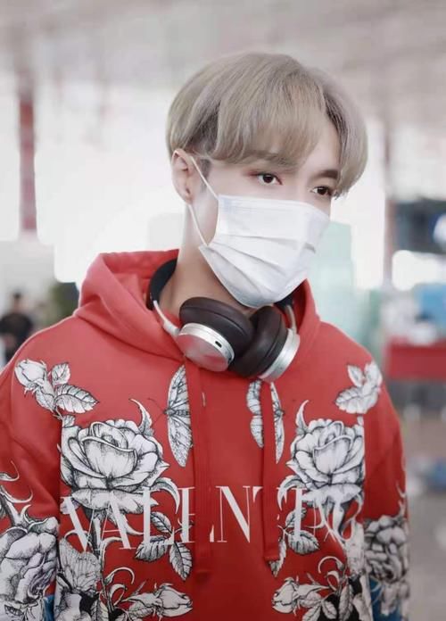 张艺兴|《向往的生活》曝光张艺兴素颜照，素人距离明星只差一个包装？