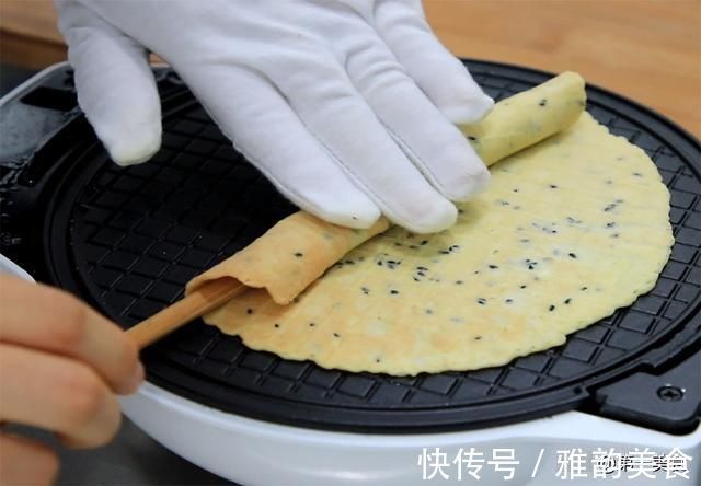 电饼机|鸡蛋卷最简单的做法,4个鸡蛋,1碗面粉,一摊一卷,快速成形