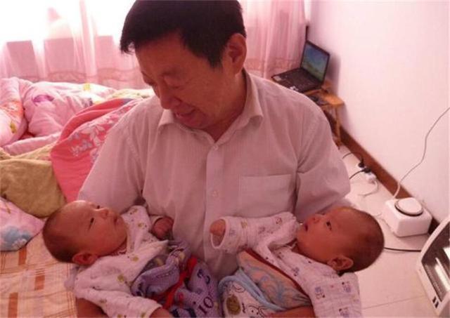 机智过人|爸爸姓“滚”,妈妈坚持孩子随母姓,爷爷随口取名全家人拍手叫好